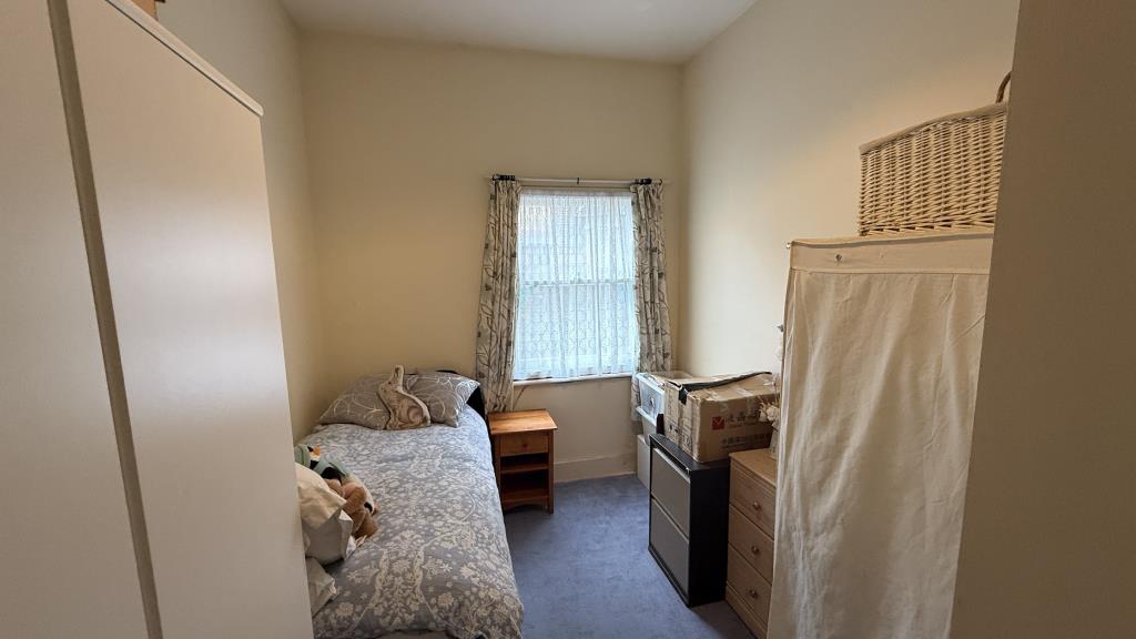 Lot: 133 - TWO-BEDROOM GROUND FLOOR FLAT WITH PARKING, GARAGE AND USE OF GARDEN - Bedroom two